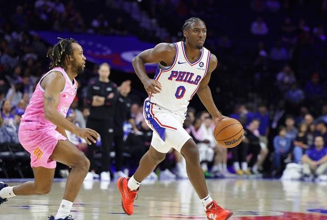 76人险胜马刺,西蒙斯砍下关键球 76人险胜马刺,西蒙斯砍下关键球