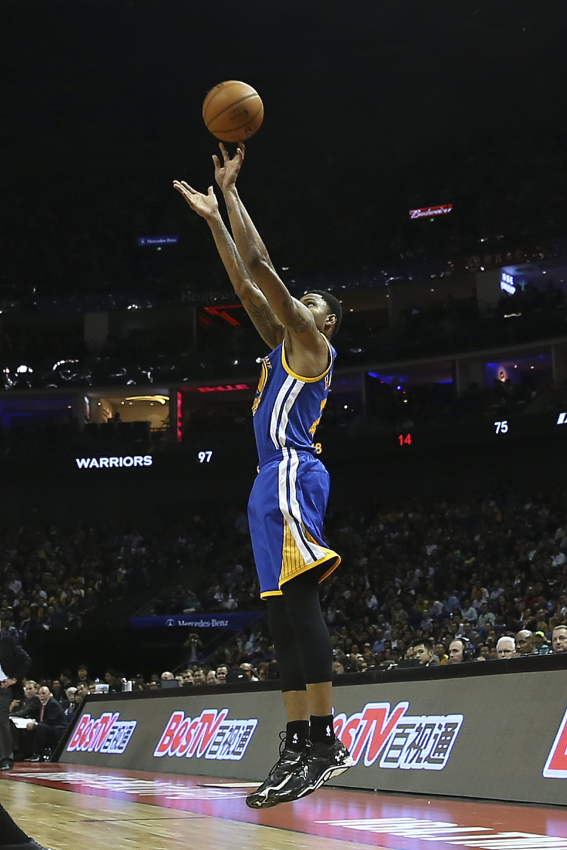 勇士压哨三分得手,逆转获胜 勇士压哨三分得手,逆转获胜