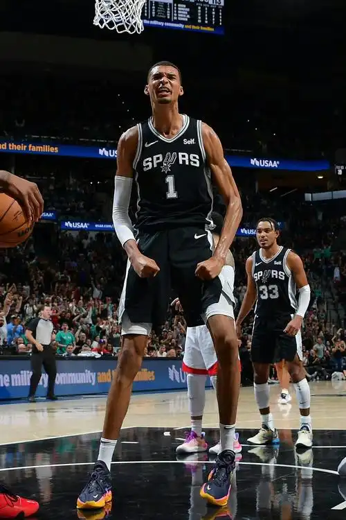 马刺客场击败国王,继续领跑西部 马刺客场击败国王,继续领跑西部